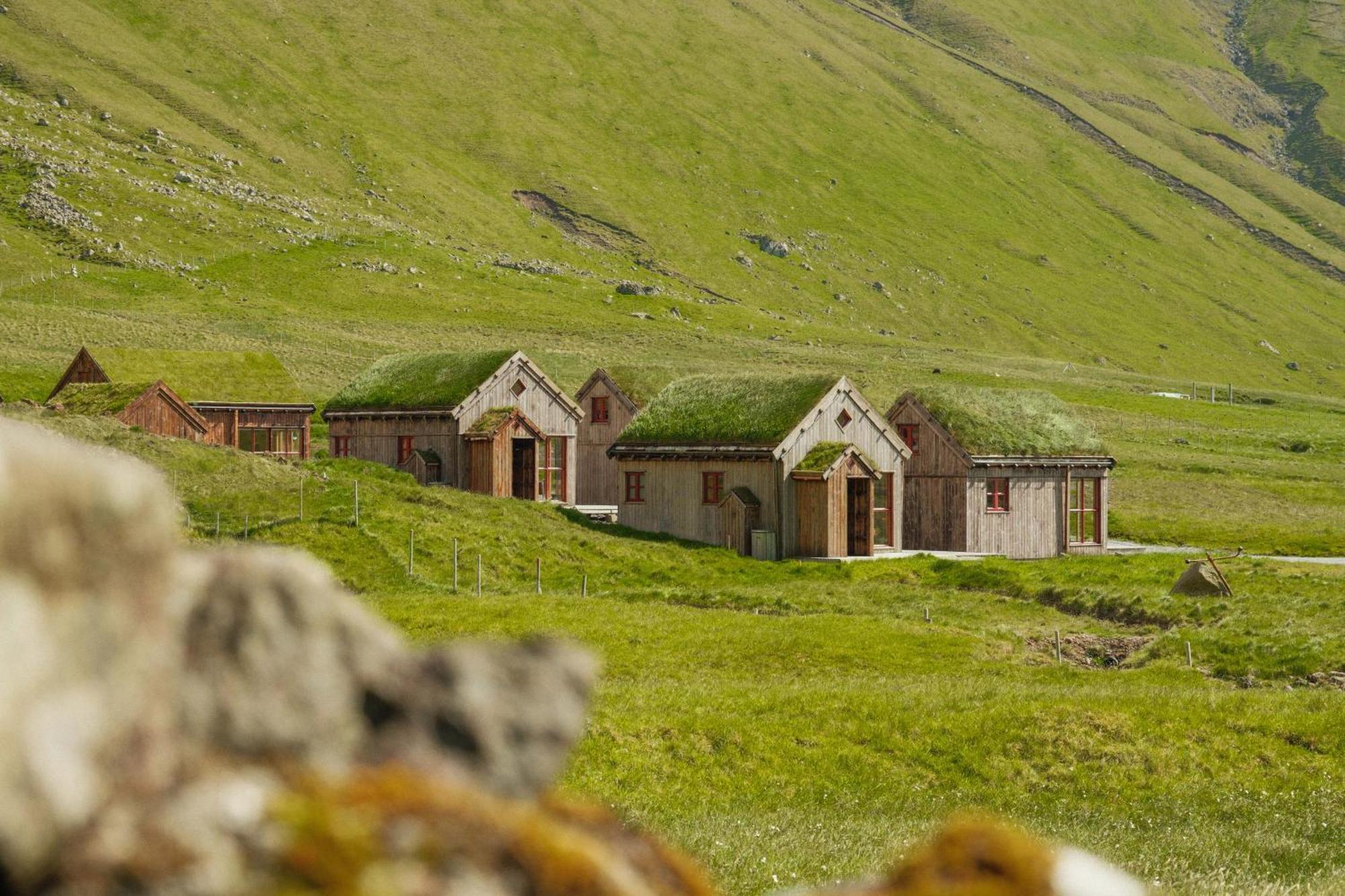 Mulafossur Cottages By Famous Waterfall In Gasadalur Zewnętrze zdjęcie