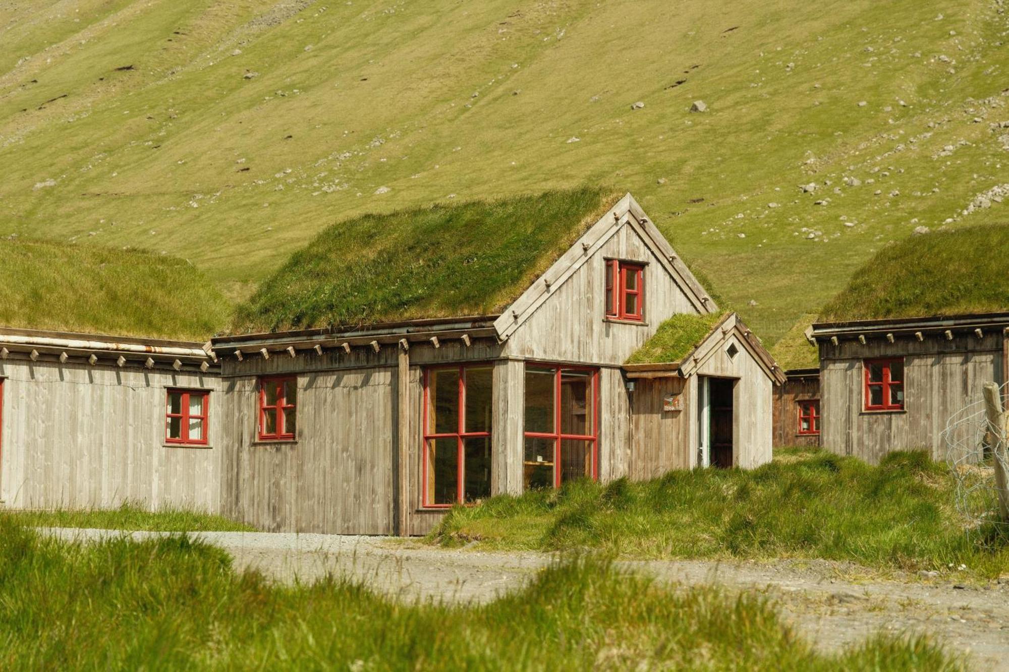Mulafossur Cottages By Famous Waterfall In Gasadalur Zewnętrze zdjęcie